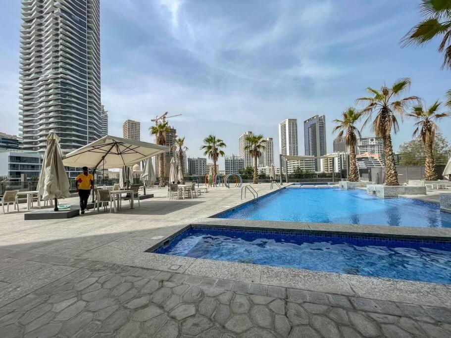 Cozy Studio In Sparkle Tower Jbr By Suiteable ดูไบ ภายนอก รูปภาพ