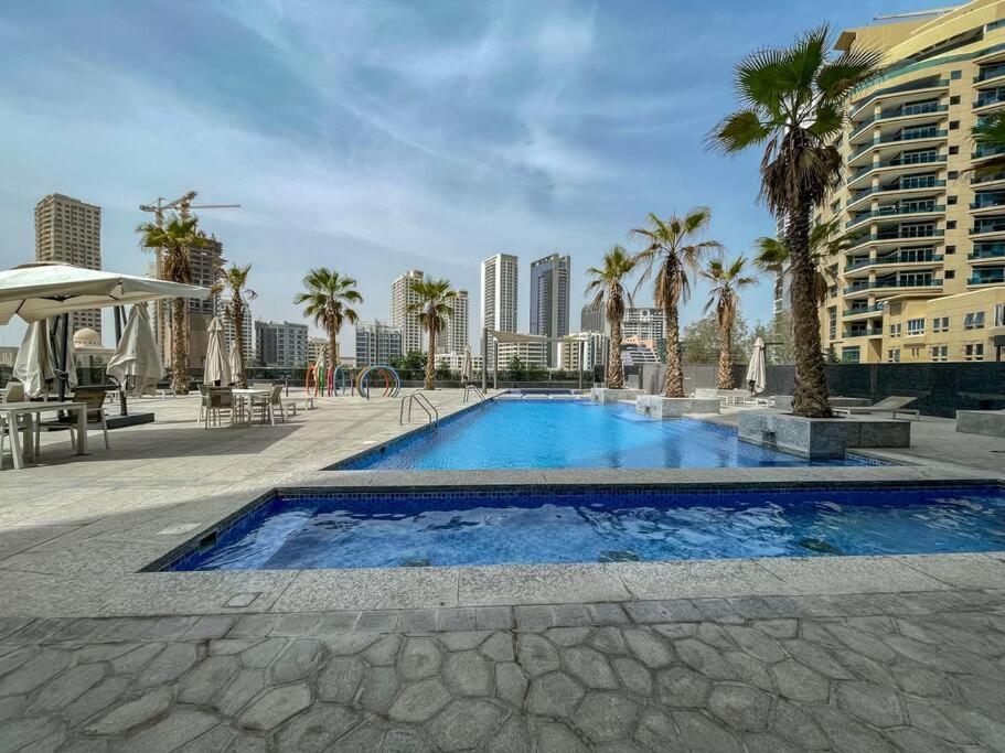 Cozy Studio In Sparkle Tower Jbr By Suiteable ดูไบ ภายนอก รูปภาพ