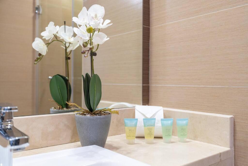 Cozy Studio In Sparkle Tower Jbr By Suiteable ดูไบ ภายนอก รูปภาพ