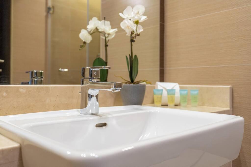 Cozy Studio In Sparkle Tower Jbr By Suiteable ดูไบ ภายนอก รูปภาพ