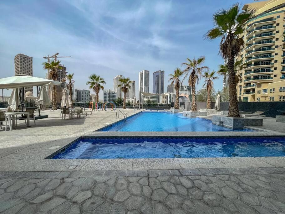 Cozy Studio In Sparkle Tower Jbr By Suiteable ดูไบ ภายนอก รูปภาพ